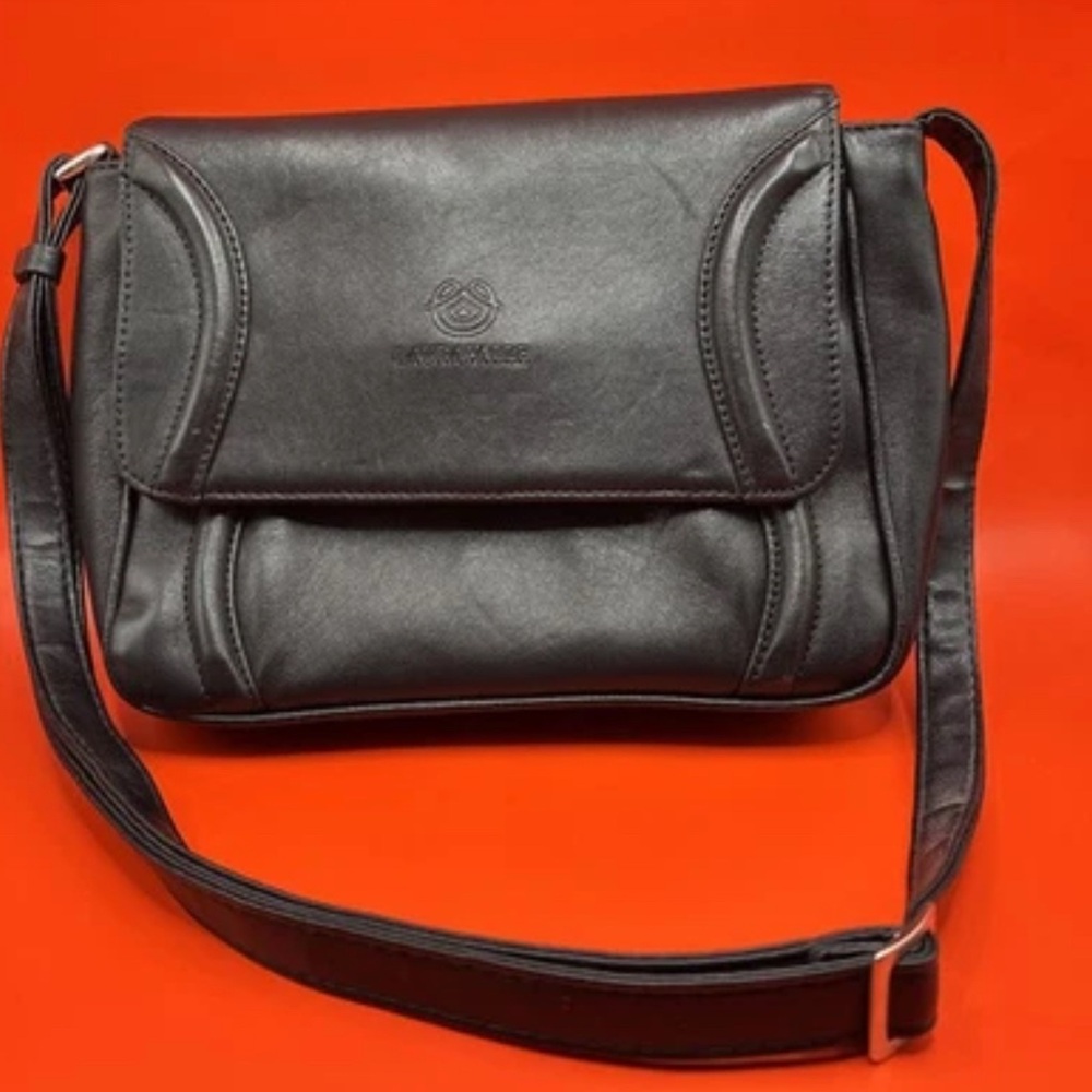 Laura Valle Black Leather Shoulder Bag-Made in Spain